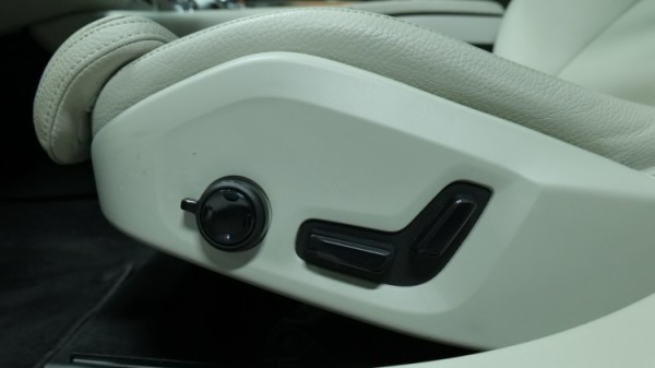 Esittelykuva Volvo V90 kevythybridiautosta.