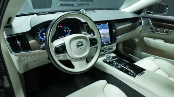 Esittelykuva Volvo V90 kevythybridiautosta.