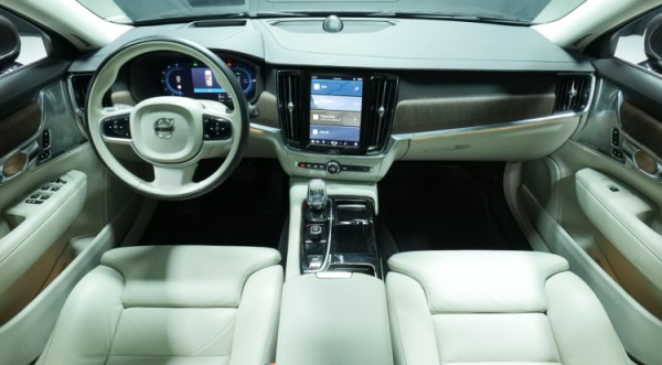 Esittelykuva Volvo V90 kevythybridiautosta.