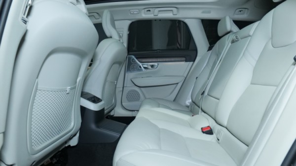 Esittelykuva Volvo V90 kevythybridiautosta.