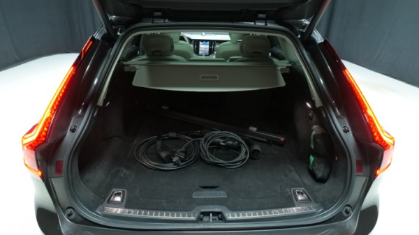 Esittelykuva Volvo V90 kevythybridiautosta.