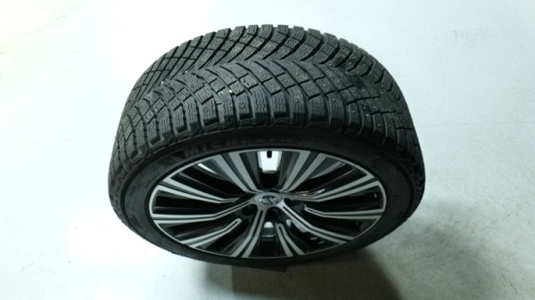 Esittelykuva Volvo V90 kevythybridiautosta.