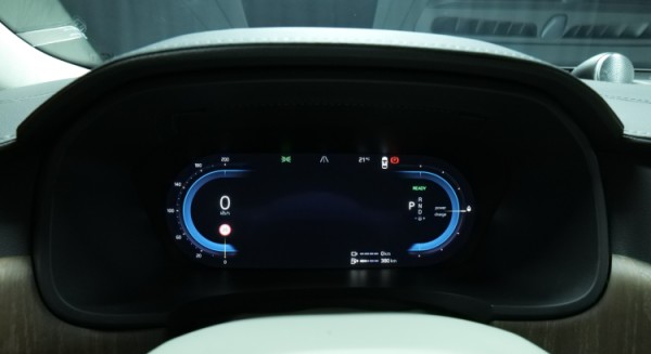 Esittelykuva Volvo V90 kevythybridiautosta.