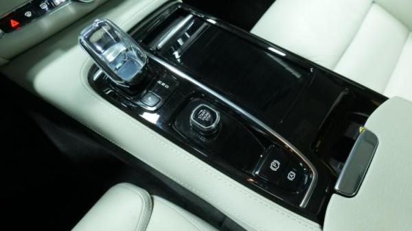 Esittelykuva Volvo V90 kevythybridiautosta.