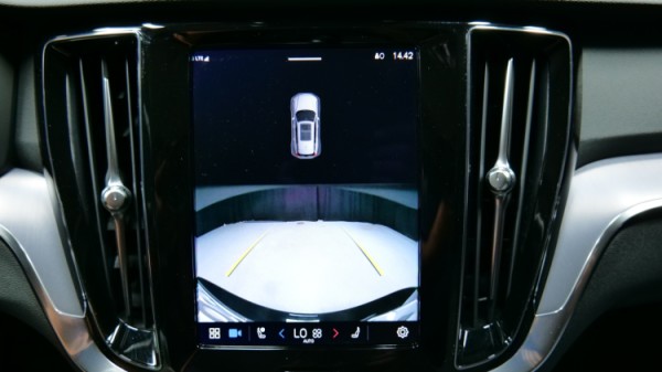 Esittelykuva Volvo V60 kevythybridiautosta.