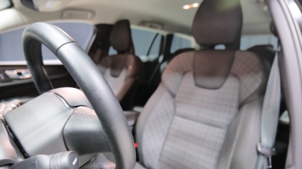 Esittelykuva Volvo V60 kevythybridiautosta.