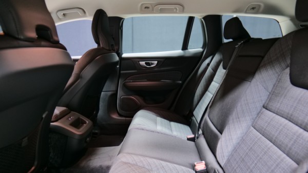 Esittelykuva Volvo V60 kevythybridiautosta.