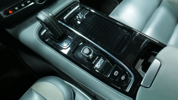 Esittelykuva Volvo V60 kevythybridiautosta.