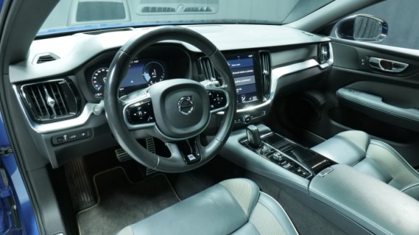 Esittelykuva Volvo V60 kevythybridiautosta.
