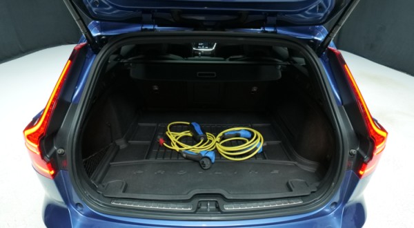 Esittelykuva Volvo V60 kevythybridiautosta.