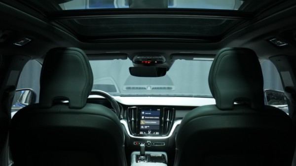 Esittelykuva Volvo V60 kevythybridiautosta.