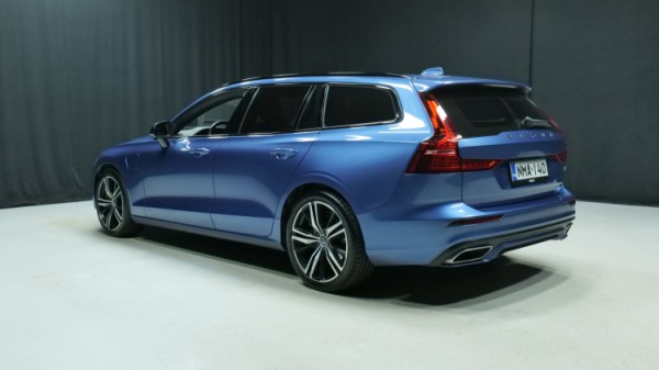 Esittelykuva Volvo V60 kevythybridiautosta.