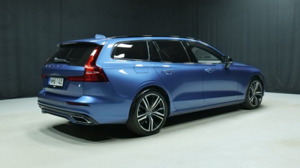 Esittelykuva Volvo V60 kevythybridiautosta.