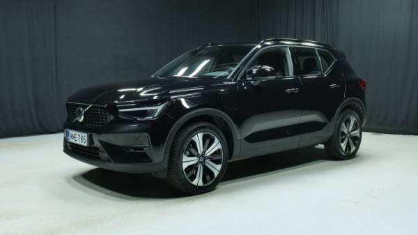 Esittelykuva Volvo XC40 kevythybridiautosta.
