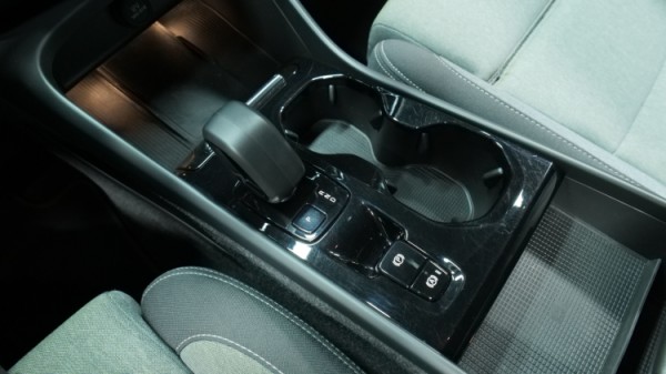 Esittelykuva Volvo XC40 kevythybridiautosta.
