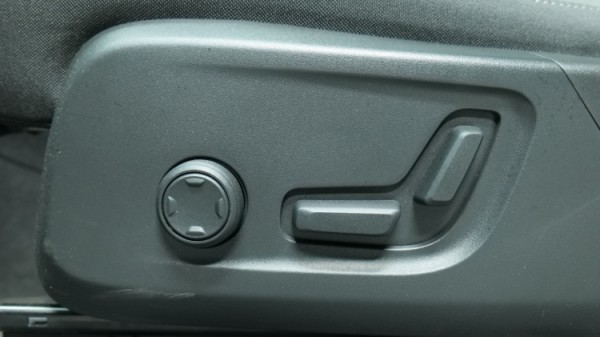Esittelykuva Volvo XC40 kevythybridiautosta.