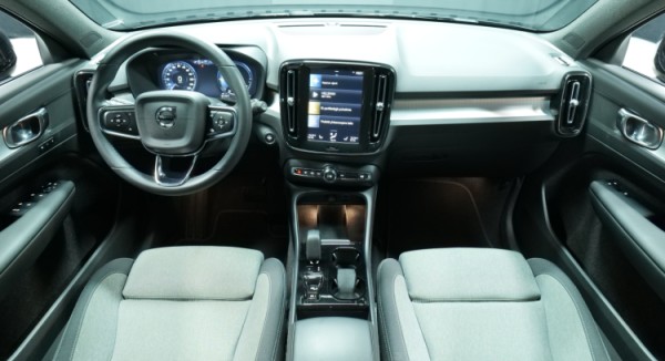 Esittelykuva Volvo XC40 kevythybridiautosta.