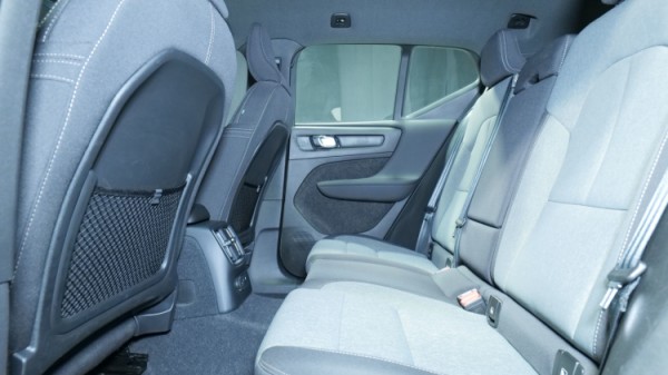 Esittelykuva Volvo XC40 kevythybridiautosta.