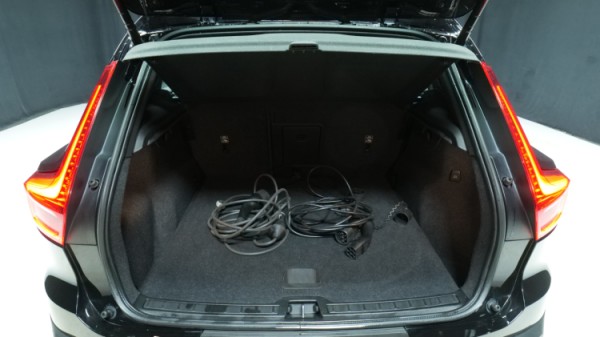 Esittelykuva Volvo XC40 kevythybridiautosta.
