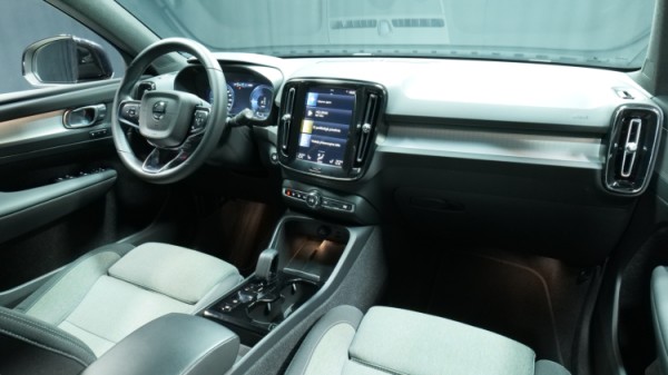 Esittelykuva Volvo XC40 kevythybridiautosta.