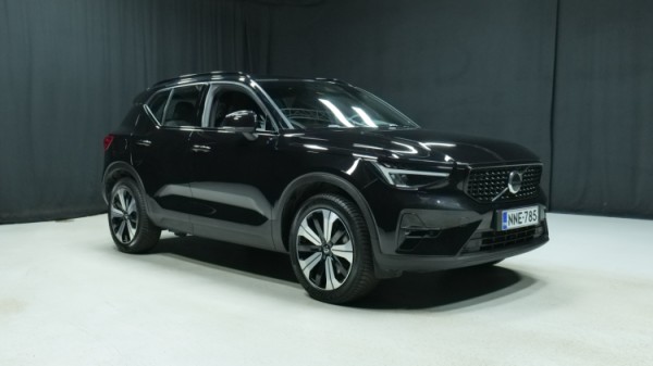 Esittelykuva Volvo XC40 kevythybridiautosta.