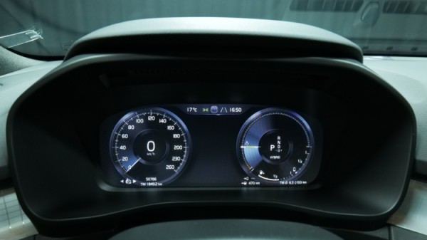 Esittelykuva Volvo XC40 kevythybridiautosta.