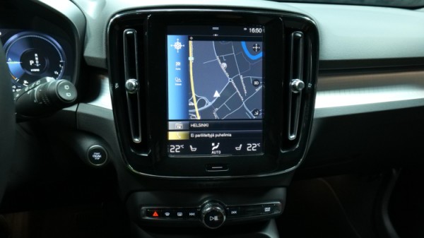 Esittelykuva Volvo XC40 kevythybridiautosta.