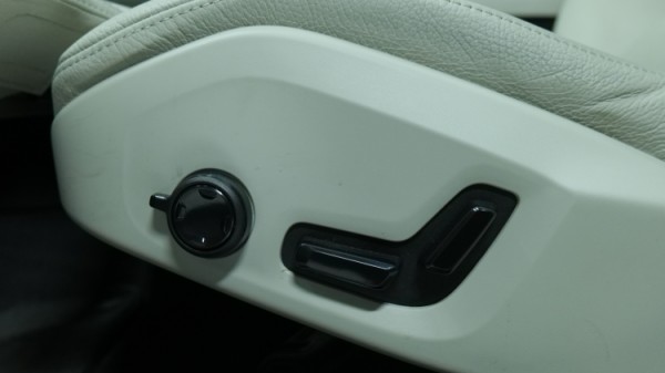 Esittelykuva Volvo S90 kevythybridiautosta.