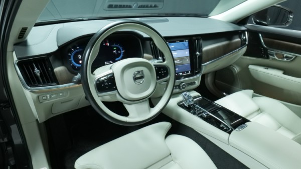 Esittelykuva Volvo S90 kevythybridiautosta.