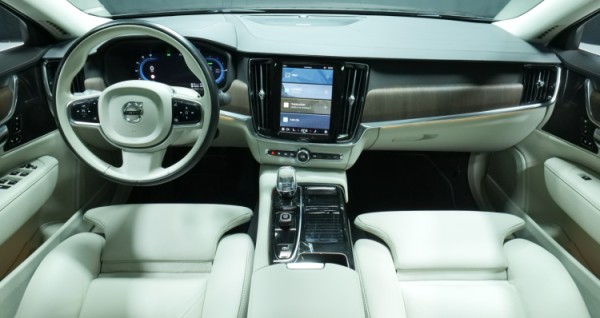 Esittelykuva Volvo S90 kevythybridiautosta.