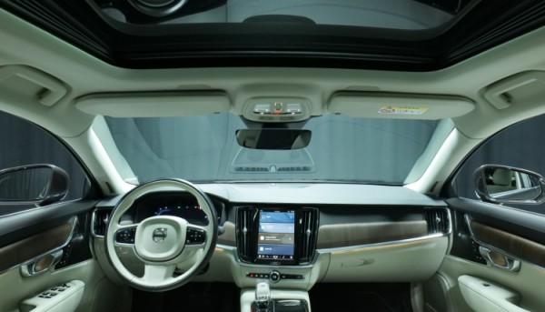 Esittelykuva Volvo S90 kevythybridiautosta.