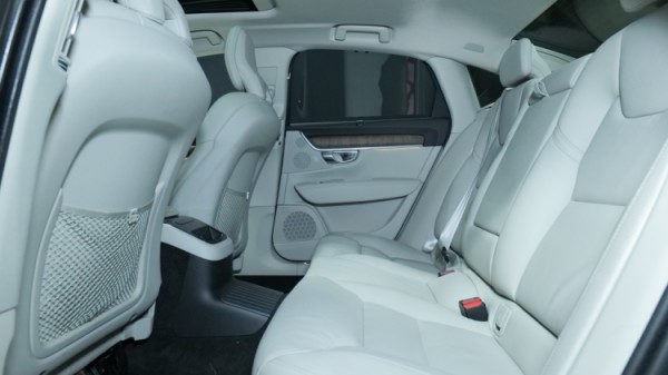Esittelykuva Volvo S90 kevythybridiautosta.