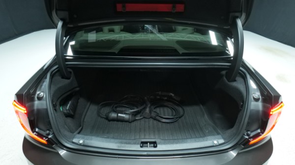 Esittelykuva Volvo S90 kevythybridiautosta.
