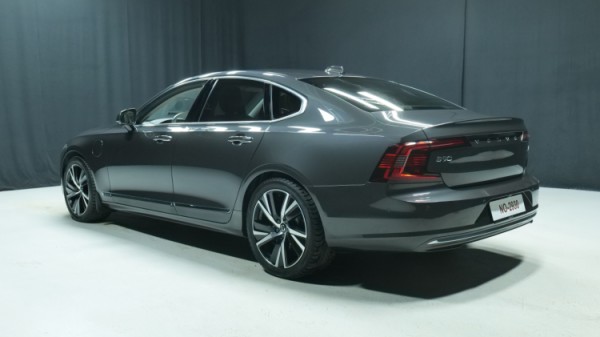 Esittelykuva Volvo S90 kevythybridiautosta.
