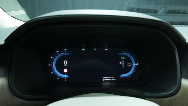 Esittelykuva Volvo S90 kevythybridiautosta.