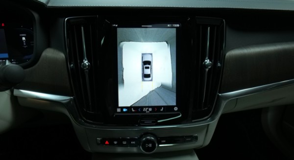 Esittelykuva Volvo S90 kevythybridiautosta.