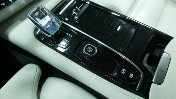 Esittelykuva Volvo S90 kevythybridiautosta.