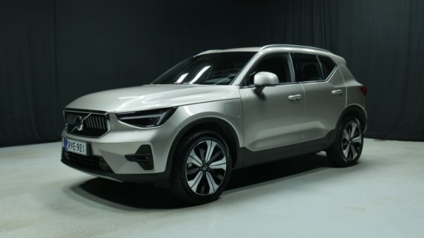 Esittelykuva Volvo XC40 kevythybridiautosta.
