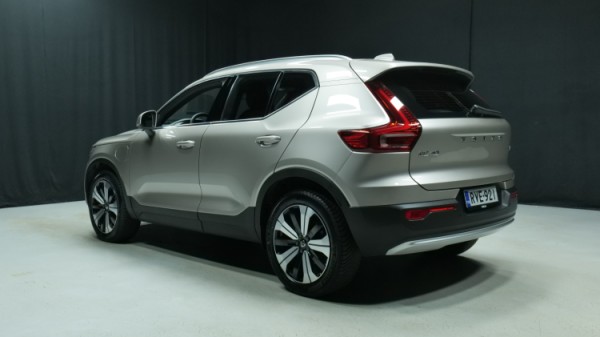 Esittelykuva Volvo XC40 kevythybridiautosta.