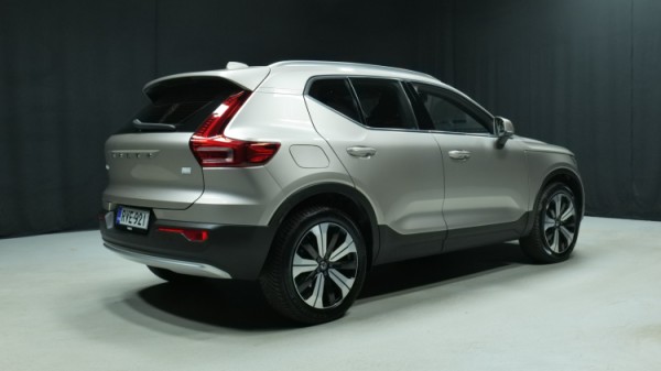 Esittelykuva Volvo XC40 kevythybridiautosta.