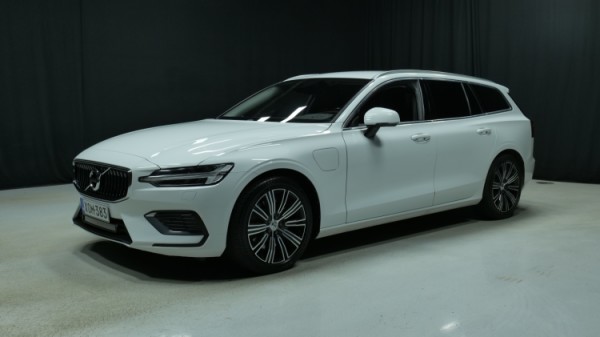 Esittelykuva Volvo V60 kevythybridiautosta.
