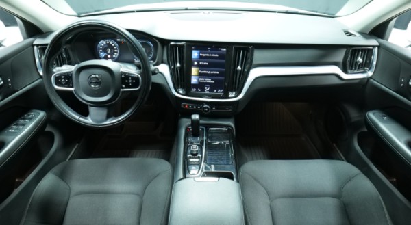 Esittelykuva Volvo V60 kevythybridiautosta.