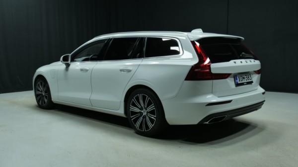 Esittelykuva Volvo V60 kevythybridiautosta.