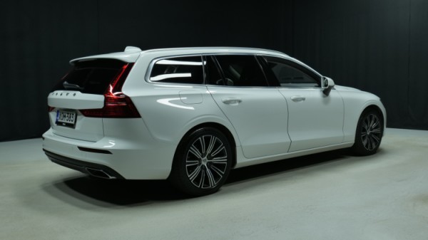 Esittelykuva Volvo V60 kevythybridiautosta.