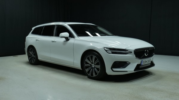 Esittelykuva Volvo V60 kevythybridiautosta.
