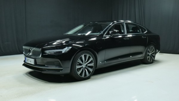 Esittelykuva Volvo S90 kevythybridiautosta.