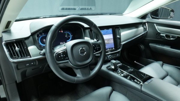 Esittelykuva Volvo S90 kevythybridiautosta.