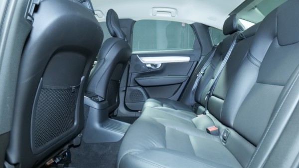 Esittelykuva Volvo S90 kevythybridiautosta.