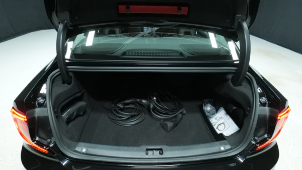 Esittelykuva Volvo S90 kevythybridiautosta.