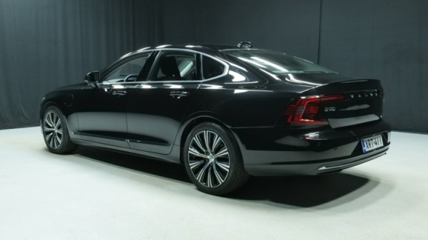 Esittelykuva Volvo S90 kevythybridiautosta.